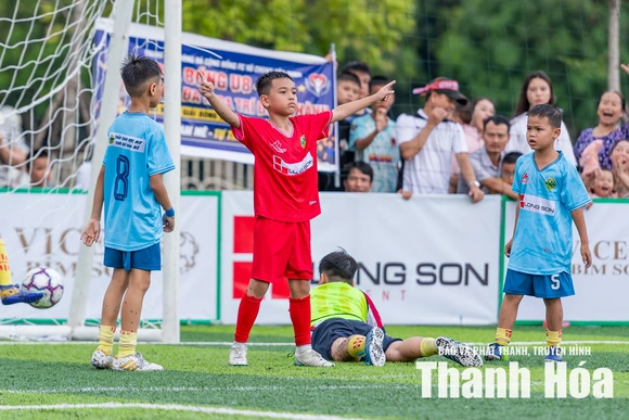 U10 phường Hạc Thành vô địch trên sân nhà