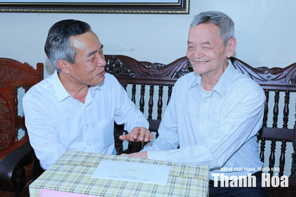 Bí thư Tỉnh ủy Lê Đức Thái thăm, tặng quà các gia đình chính sách