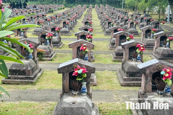 Nối những nhịp cầu đoàn tụ ( Bài 1): Khoảng trống  trên bia mộ