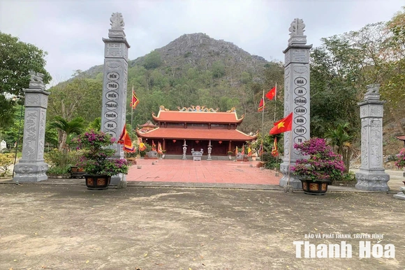 Về Nga An thăm Phủ Trèo