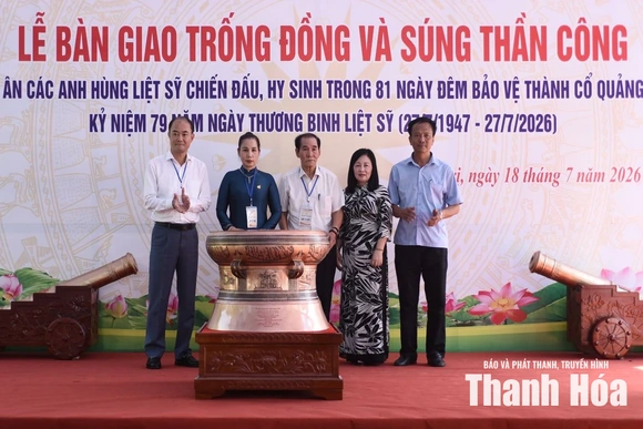 Hội Di sản Văn hóa và Cổ vật Thanh Hoa tặng trống đồng và súng thần công cho tỉnh Quảng Trị