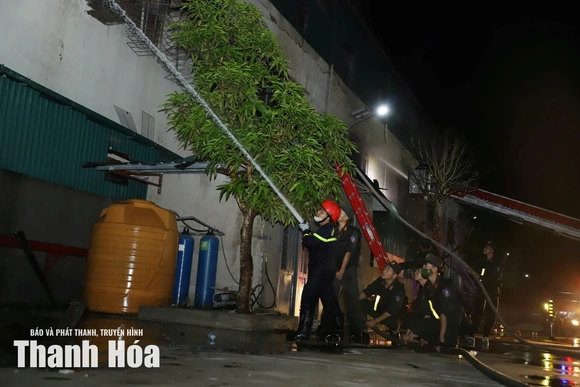 Khoảng 200 cán bộ, chiến sĩ được huy động để khống chế vụ cháy trong đêm