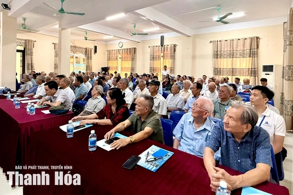 Tư vấn&nbsp;“Hành trình nâng tầm sức khỏe Việt” cho hội viên CLB Hàm Rồng