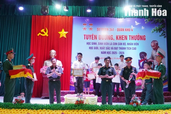 Sư đoàn 341 khen thưởng con em cán bộ, chiến sĩ đạt thành tích cao trong học tập
