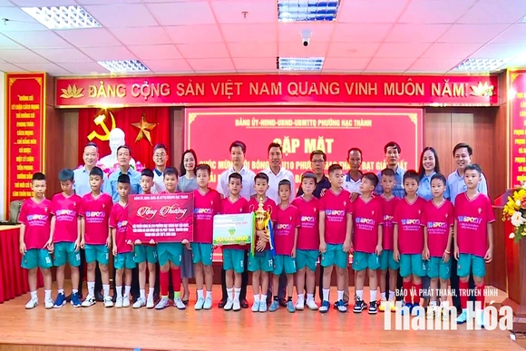 Phường Hạc Thành gặp mặt, chúc mừng đội bóng đá U10 vô địch Giải Bóng đá Nhi đồng Báo và Phát thanh, truyền hình Thanh Hóa