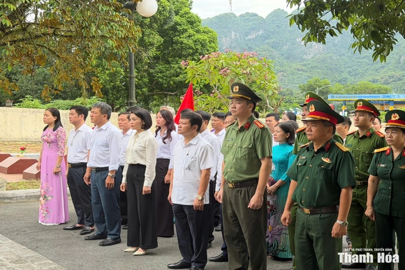 Phó Chủ tịch Thường trực Ủy ban MTTQ tỉnh Đỗ Thị Toán viếng nghĩa trang liệt sĩ và thăm các gia đình chính sách