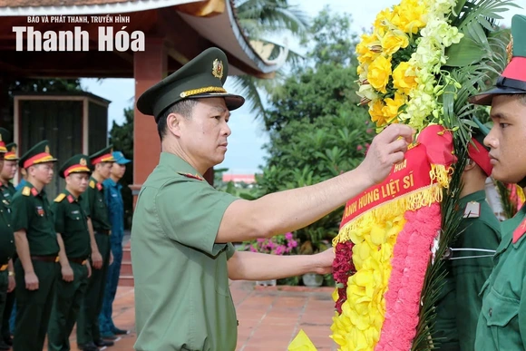 Giám đốc Công an tỉnh Tô Anh Dũng dâng hương tri ân các Anh hùng liệt sĩ, thăm và tặng quà người có công