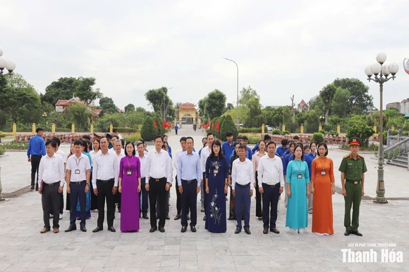 Phó Chủ tịch UBND tỉnh Lê Quang Hùng viếng nghĩa trang liệt sĩ; thăm, tặng quà gia đình chính sách