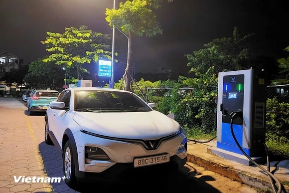 Sẽ ban hành quy chuẩn kỹ thuật đối với trụ và trạm sạc xe điện trước 30/9