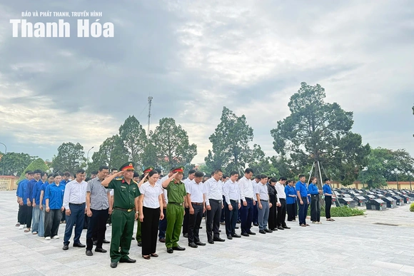 Trưởng Ban Tuyên giáo và Dân vận Tỉnh ủy Đào Xuân Yên dâng hương tri ân các Anh hùng liệt sĩ, thăm và tặng quà người có công