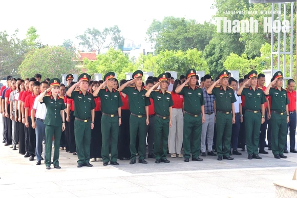 Viettel Thanh Hóa viếng các Anh hùng liệt sĩ; thăm và tặng quà người có công