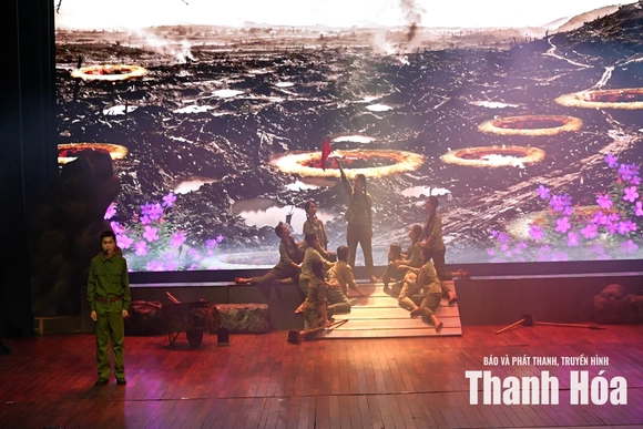 Vở kịch hát “Khoảng trời con gái” chạm đến trái tim khán giả xứ Thanh