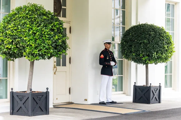 Tổng thống Donald Trump họp khẩn  cố vấn an ninh, quân sự cấp cao để mở rộng chiến dịch nhằm vào Iran