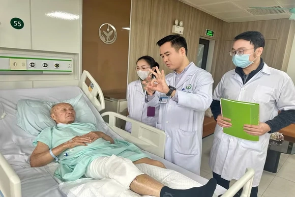 Điều trị thành công tổn thương đầu gối tồn tại hơn nửa thế kỷ của 1 thương binh