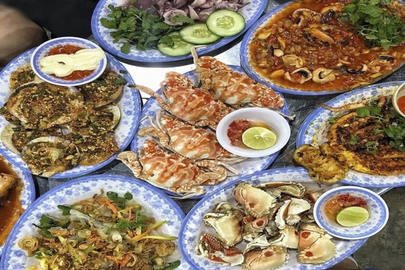Du lịch biển miền Trung ăn gì? 10 món ngon nhất định phải thử