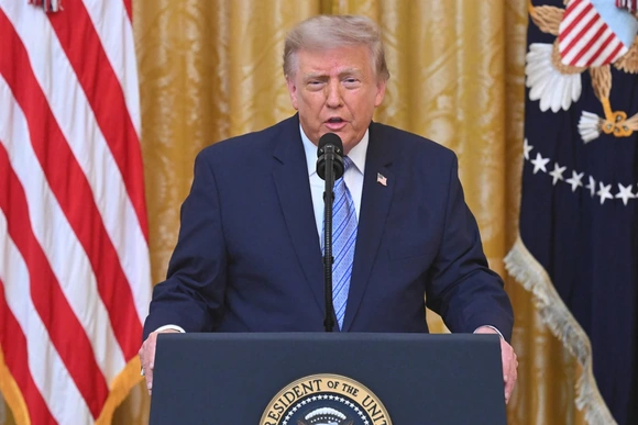Tỷ lệ ủng hộ ông Trump giảm xuống mức thấp kỷ lục
