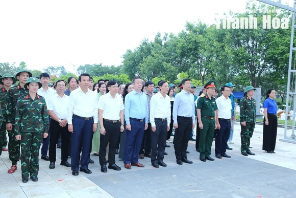 Phó Bí thư Thường trực Tỉnh ủy Nguyễn Hồng Phong dâng hương trước khi lấy mẫu hài cốt liệt sĩ tại Nghĩa trang liệt sĩ Hàm Rồng