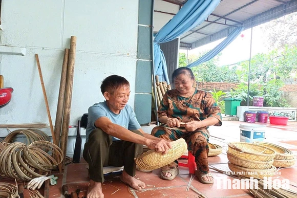 Người cao tuổi “giữ lửa” nghề mây tre đan