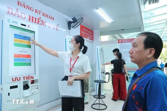 Không được thu thêm tiền của người bệnh BHYT nếu không khám theo yêu cầu