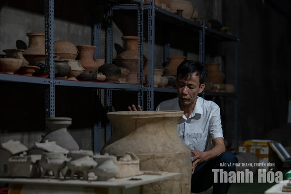 Người gom nhặt mảnh vỡ thời gian