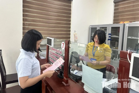Công dân đầu tiên trên toàn quốc nhận giấy chứng nhận quyền sử dụng đất&nbsp;thông qua mã định danh VNeID