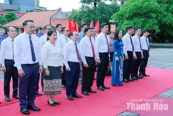 Đoàn đại biểu HĐND hai tỉnh Thanh Hóa - Hủa Phăn dâng hoa, dâng hương tưởng niệm Chủ tịch Hồ Chí Minh