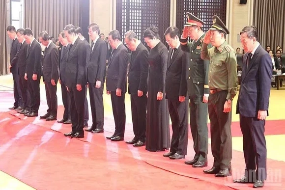 Chủ tịch Quốc hội Trần Thanh Mẫn viếng đồng chí Saysomphone Phomvihane