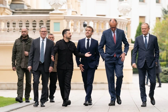 Sự ra đi của Thủ tướng Starmer và nhiệm kỳ cuối của Tổng thống Macron đặt liên minh ủng hộ Ukraine trước nguy cơ sụp đổ