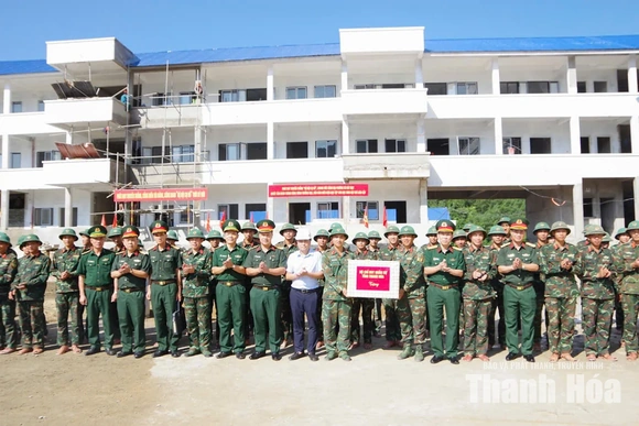 Chính ủy Bộ CHQS tỉnh Thanh Hóa kiểm tra các đơn vị trên địa bàn biên giới