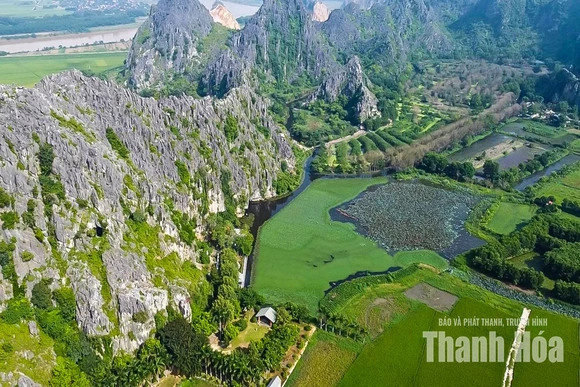 Khám phá danh thắng Kim Sơn vào mùa đẹp nhất trong năm