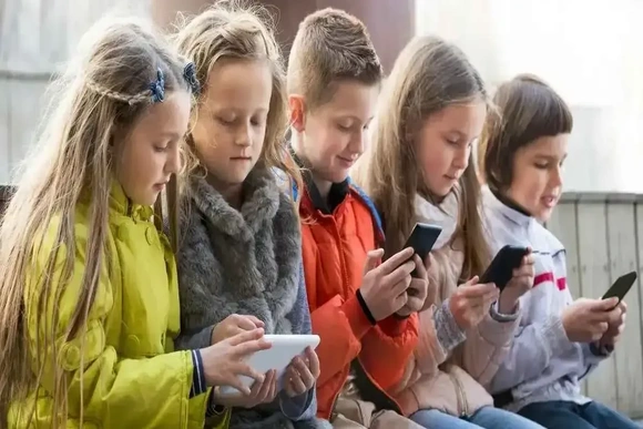 Pháp bác dự luật cấm trẻ dưới 15 tuổi sử dụng mạng xã hội