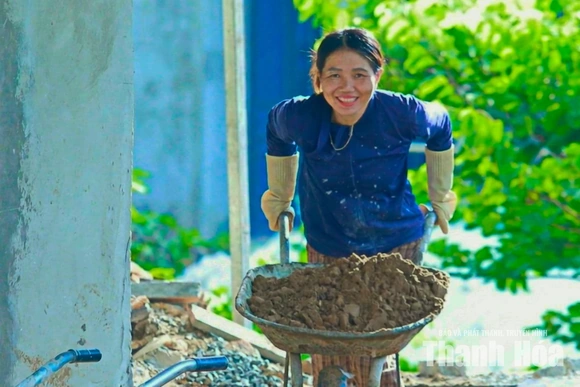 Những “bóng hồng” trên công trường xây dựng trường học nơi biên giới