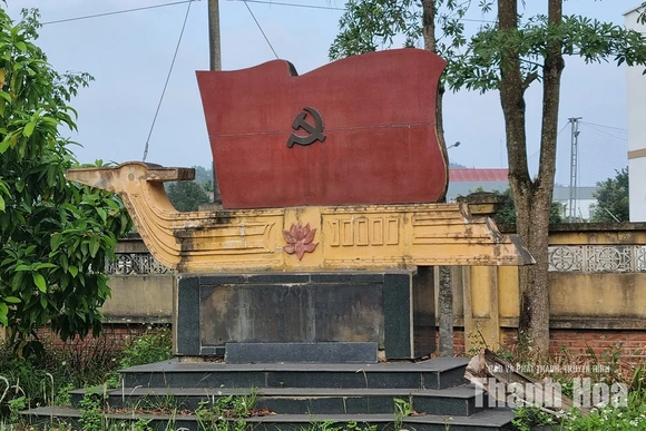 Theo bóng cờ bay