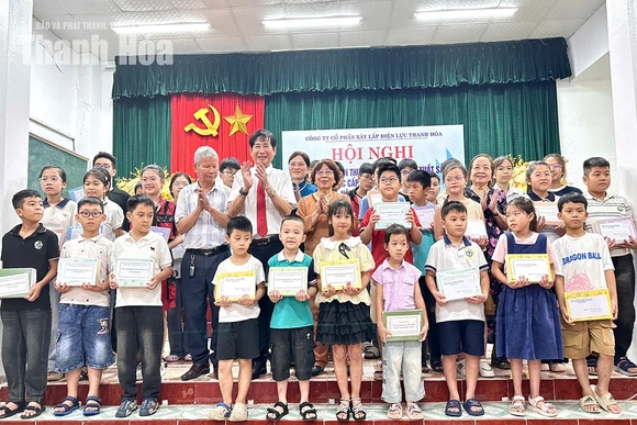 Công ty CP Xây lắp Điện lực Thanh Hóa biểu dương thành tích học tập của con em cán bộ, người lao động