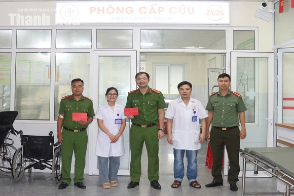 Hai cán bộ Công an xã Nga Sơn hiến máu kịp thời hỗ trợ bệnh nhân