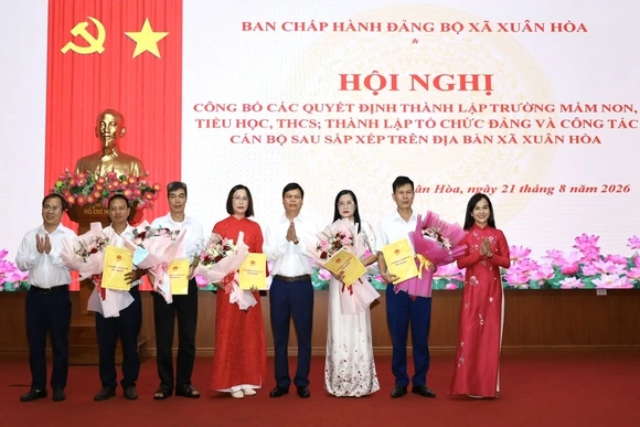 Xã Xuân Hòa công bố các quyết định sắp xếp trường học và công tác cán bộ