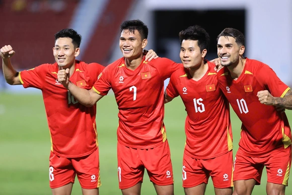 Tuyển Việt Nam lập hàng loạt kỷ lục ấn tượng; Man Utd và Tottenham thua sốc trong ngày ra quân Ngoại hạng Anh