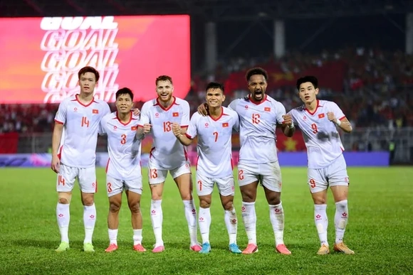 Đội tuyển Việt Nam bám sát Top 98; Neymar lần đầu bị áp dụng luật chống câu giờ mới tại giải Brazil