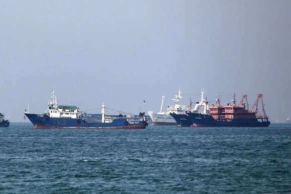 Eo biển Hormuz gần như tê liệt, nhưng dòng dầu vẫn âm thầm được duy trì