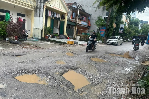 Trật tự, mỹ quan đô thị - Những “cái gai trong mắt”: Nhếch nhác đường Nguyễn Phục