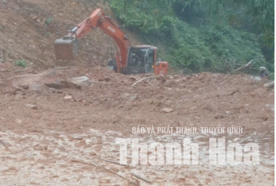 Đảm bảo an toàn lưu thông trên các tuyến đường bị ngập lụt, sạt lở