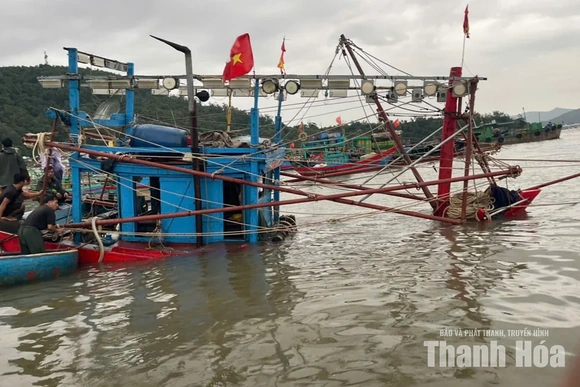 Ảnh hưởng bão số 4, một tàu cá ở phường Nghi Sơn bị chìm