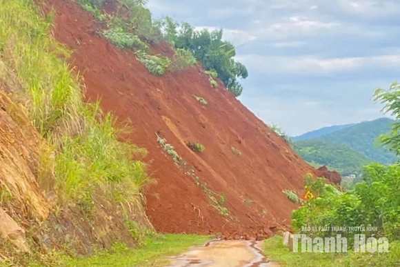 Sạt lở khối lượng lớn đất đá, giao thông qua bản Cân Tân Hương ách tắc