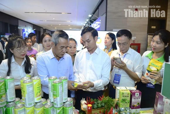 Bí thư Tỉnh ủy Lê Đức Thái tham quan khu trưng bày sản phẩm tại Hội nghị đối thoại với doanh nghiệp năm 2026