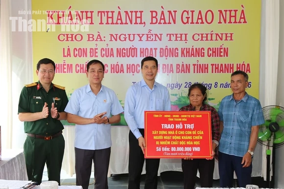 Phó Bí thư Thường trực Tỉnh ủy Nguyễn Hồng Phong trao kinh phí hỗ trợ, bàn giao nhà cho gia đình chính sách