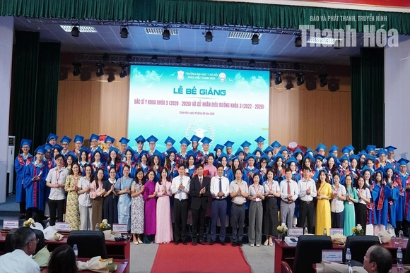 101 sinh viên ngành bác sĩ y khoa và 59 sinh viên ngành cử nhân điều dưỡng được trao bằng tốt nghiệp