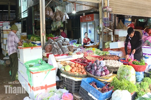 Nguồn cung khan hiếm, giá rau xanh tăng vọt
