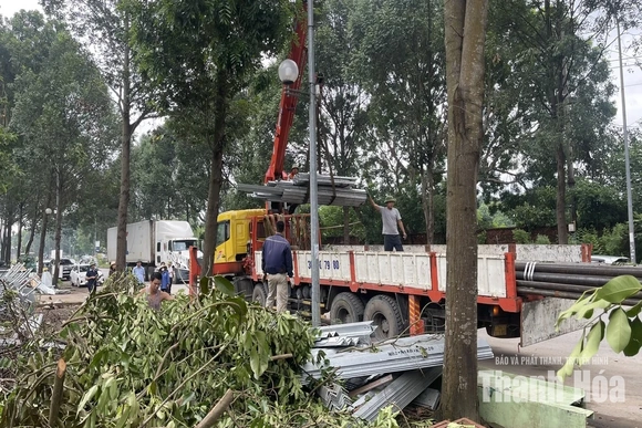 Phường Hàm Rồng ra quân lập lại trật tự, mỹ quan tại KCN Đình Hương - Tây Bắc Ga sau phản ánh của Báo điện tử Thanh Hóa