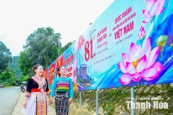 Cờ Tổ quốc nơi đại ngàn xứ Thanh trong những ngày thu lịch sử