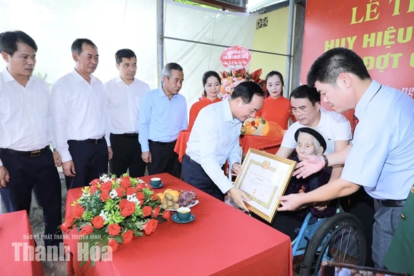 Trưởng Ban Tuyên giáo Trung ương Trịnh Văn Quyết trao tặng Huy hiệu 80 năm tuổi Đảng cho 3 đảng viên lão thành tại tỉnh Thanh Hóa